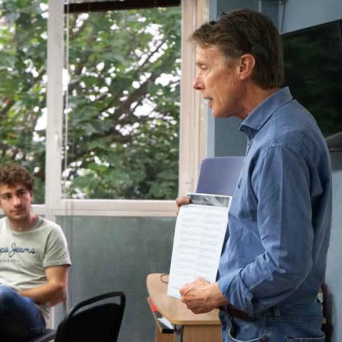 Profesor explicar lección de inglés a alumnos