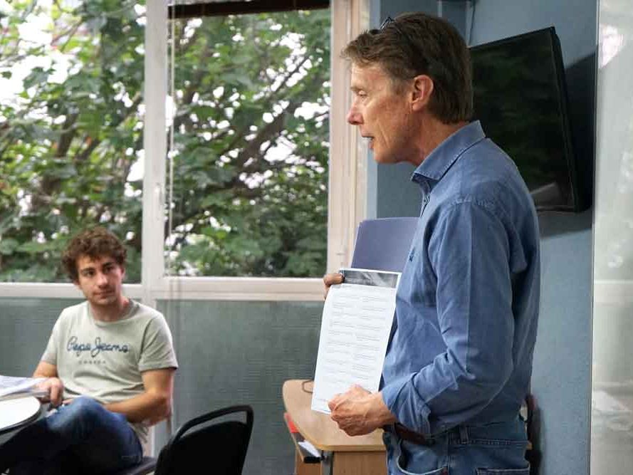 Profesor explicar lección de inglés a alumnos