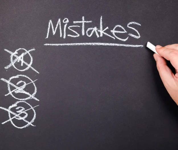 errores_ingles Errores comunes del inglés listados en una pizarra