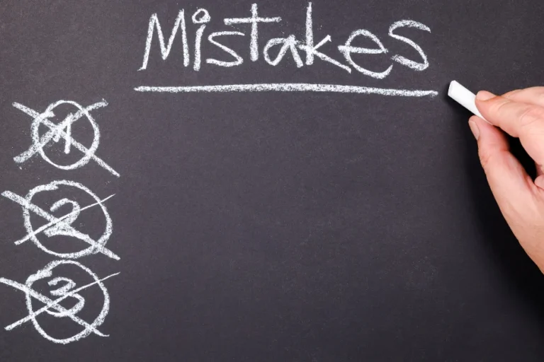 errores_ingles Errores comunes del inglés listados en una pizarra