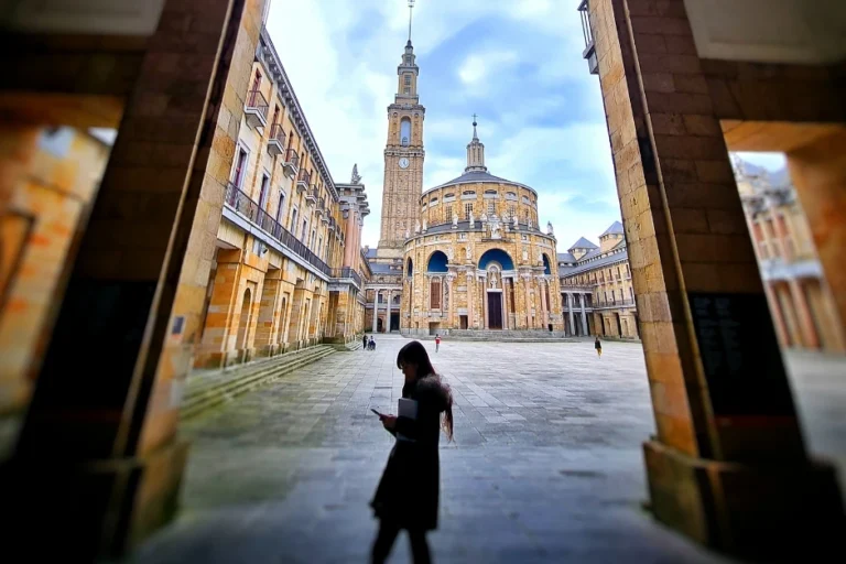 nivel_ingles_vacaciones Chica en la laboral practicando inglés