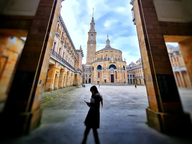 nivel_ingles_vacaciones Chica en la laboral practicando inglés