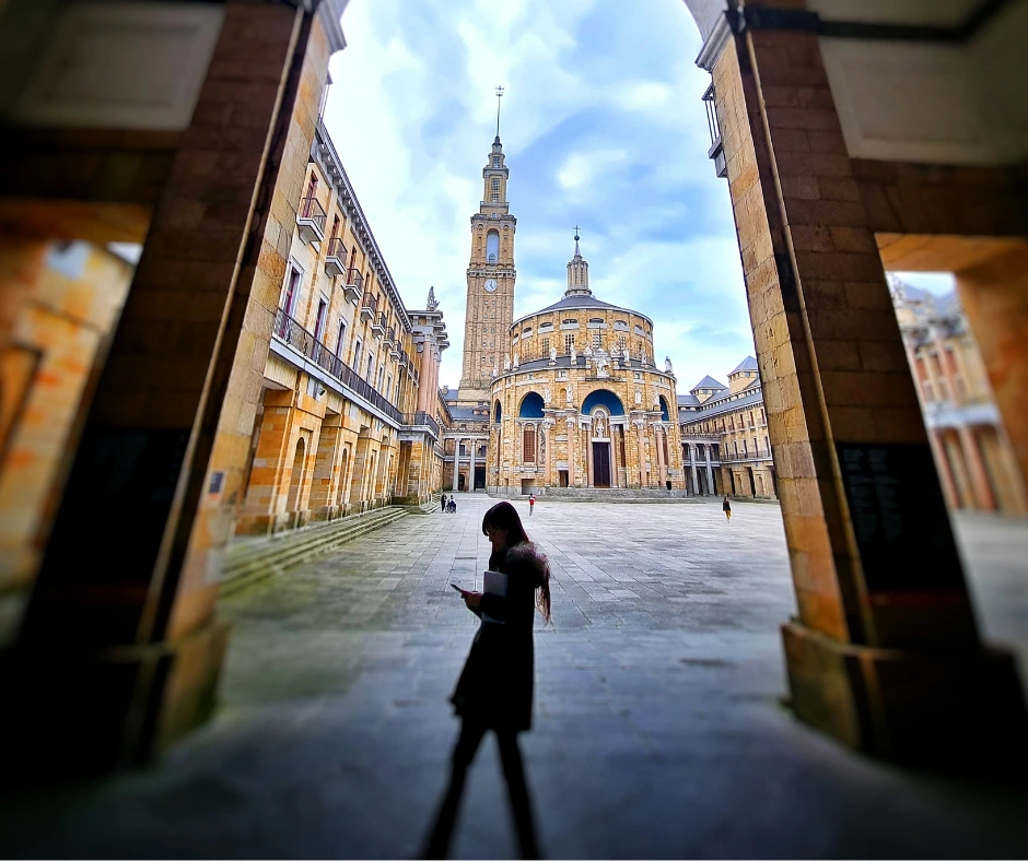 nivel_ingles_vacaciones Chica en la laboral practicando inglés