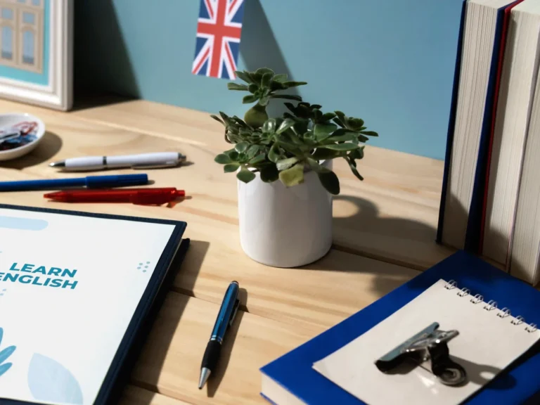 libro-de-ingles-descansando-sobre-la-mesa-del-espacio-de-trabajo