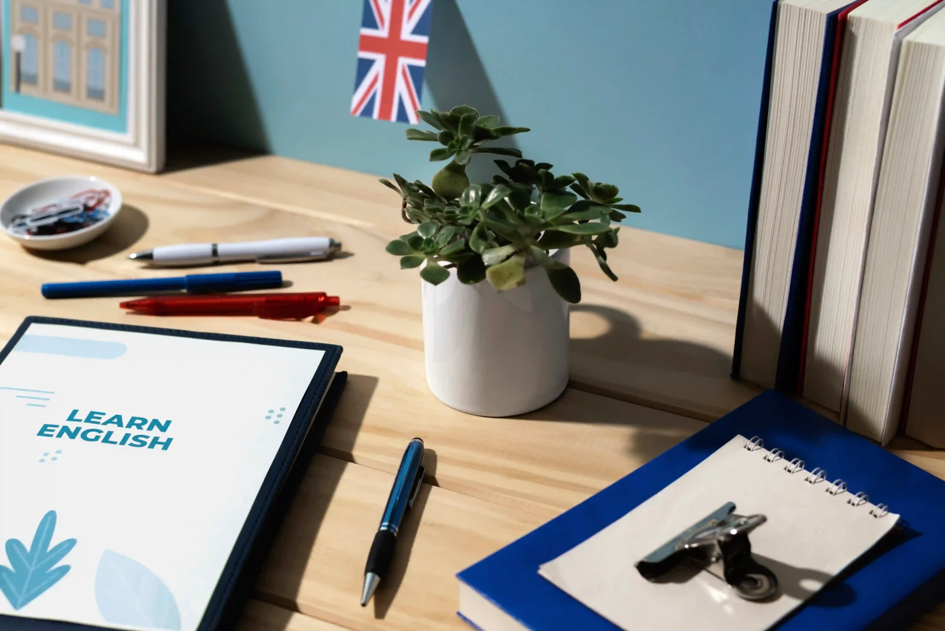 libro-de-ingles-descansando-sobre-la-mesa-del-espacio-de-trabajo